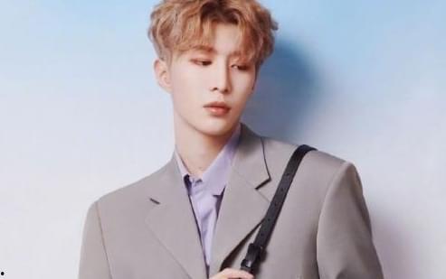 范丞丞拿花照片,青春气息扑面而来